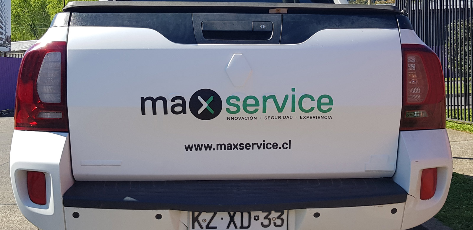 Rotulación parcial camioneta max service