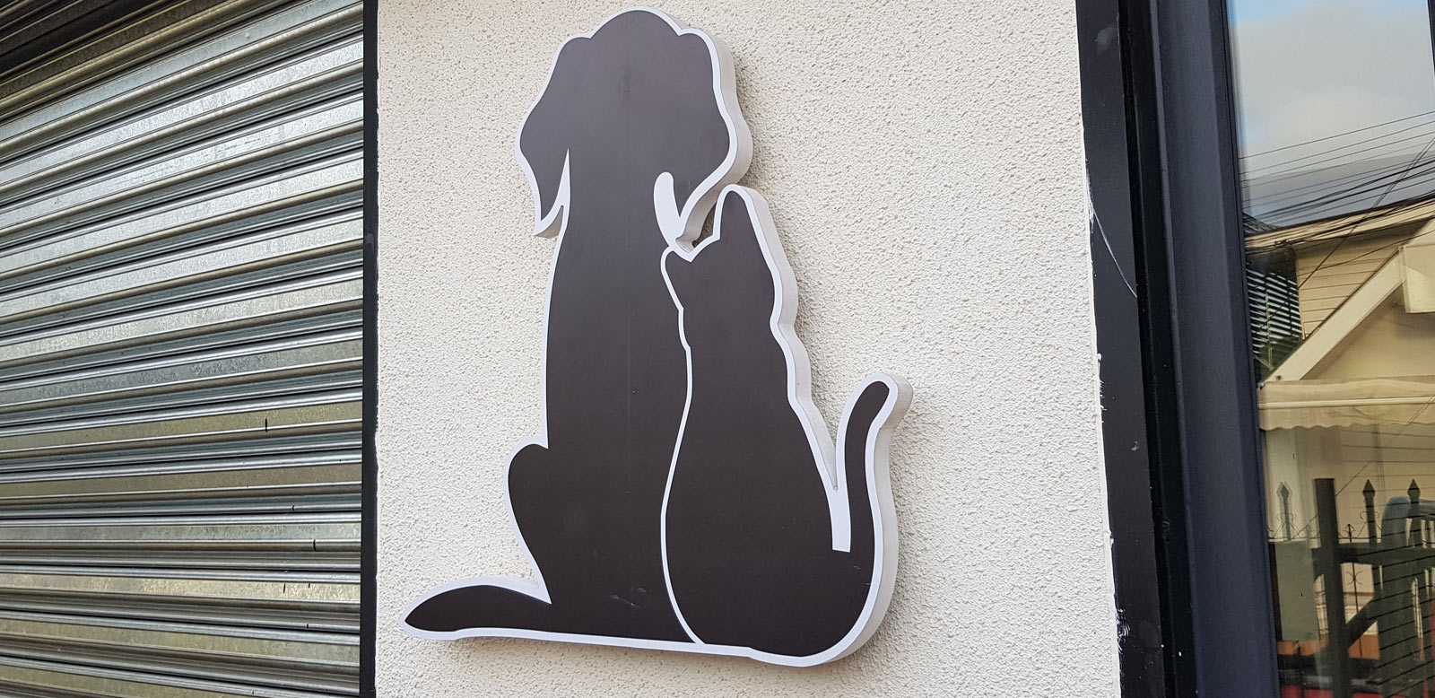 Mascota gráfica en Sintra anclado a muro